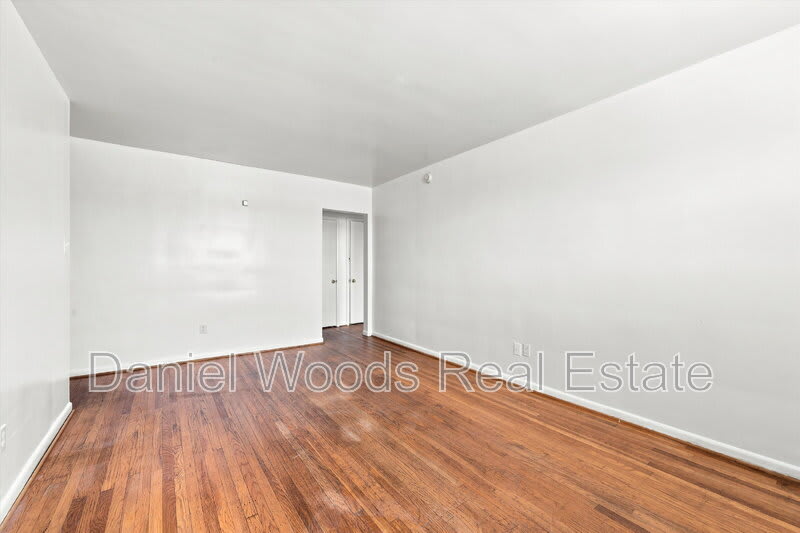 918 Booth St – photo 2
