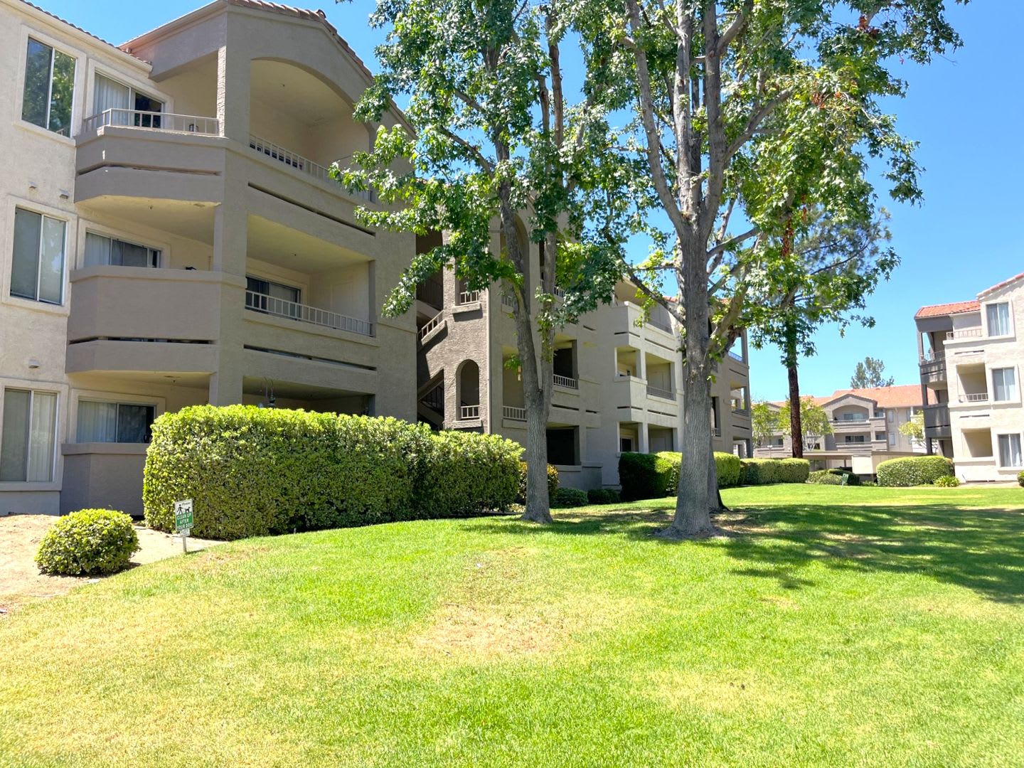 1BR Condo with Private Balcony, Central A/C & Community Amenities in Corona – photo 3