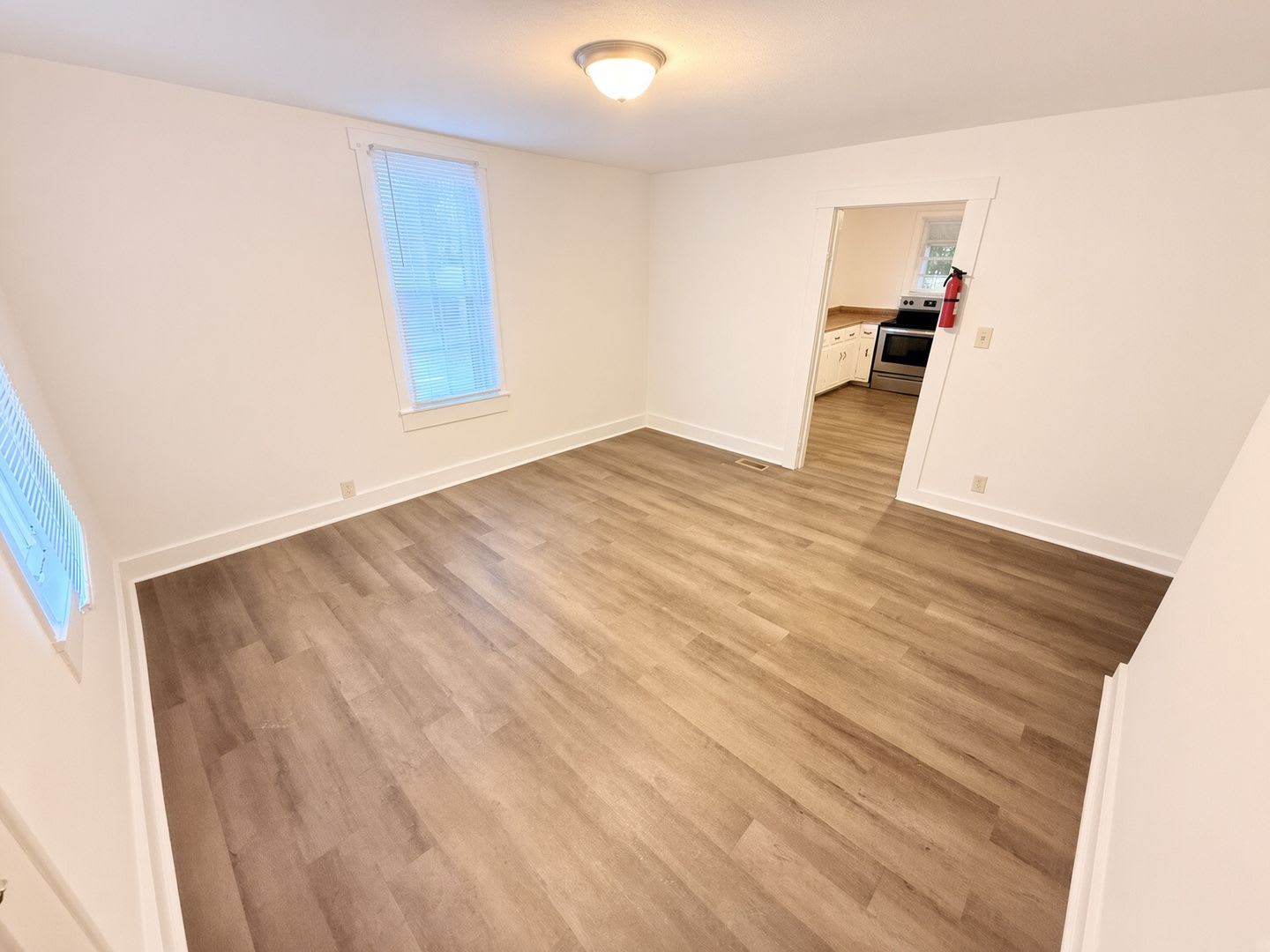 Charming Two Bedroom, 1 Bath House in Columbia. Newly renovated bath. – photo 3