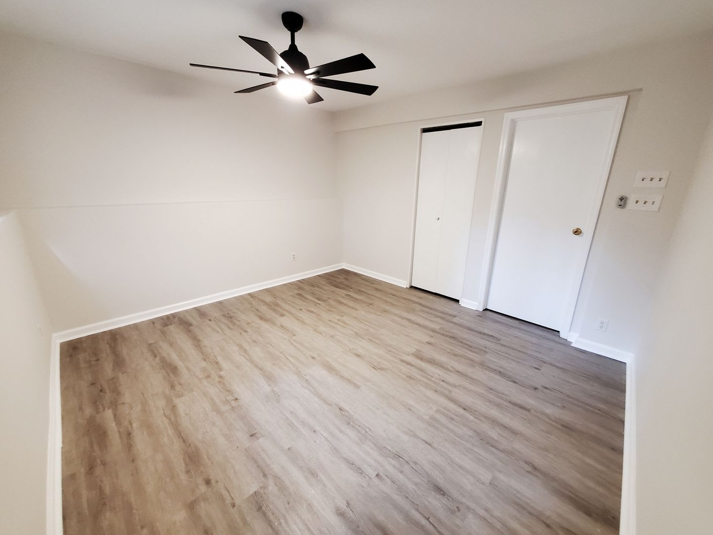 Room in 6 Bedroom Home at Henslowe Dr – photo 4