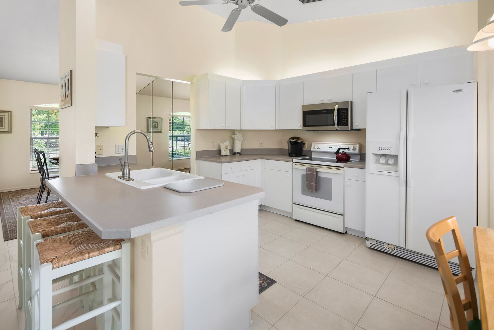 Cute and Cozy Furnished Family home on the Island..Available NOW. – photo 4