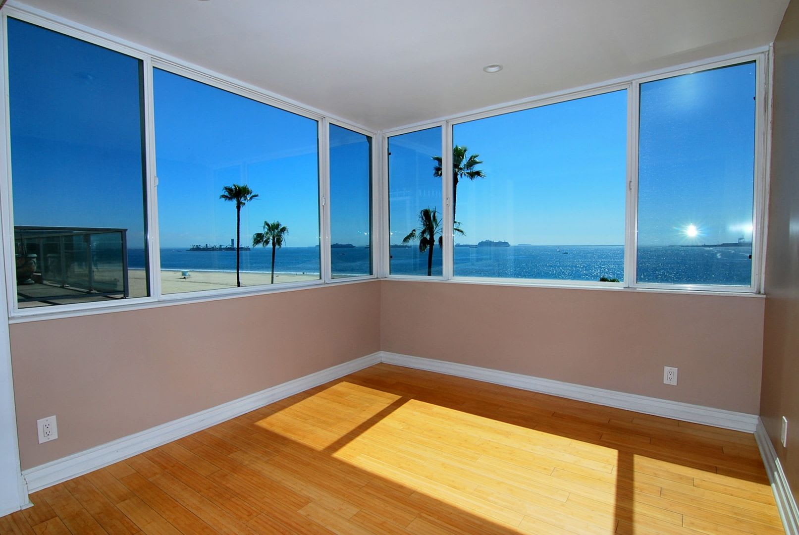 Ocean Views, High End Appliances and Large Deck with Beach Access – photo 1