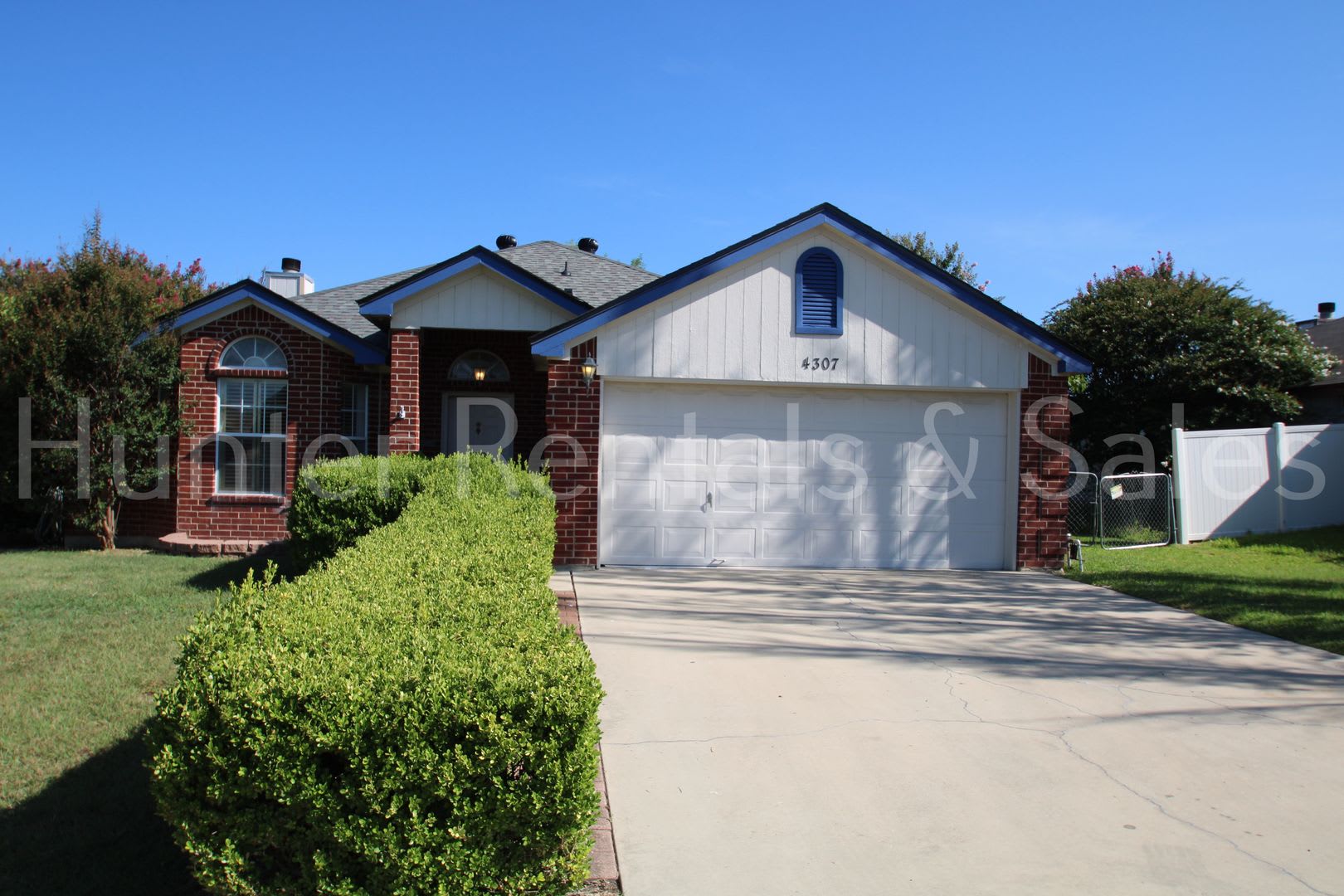 Exceptional Living with Vaulted Ceilings, Cozy Fireplace & Expansive Outdoor Space – photo 1