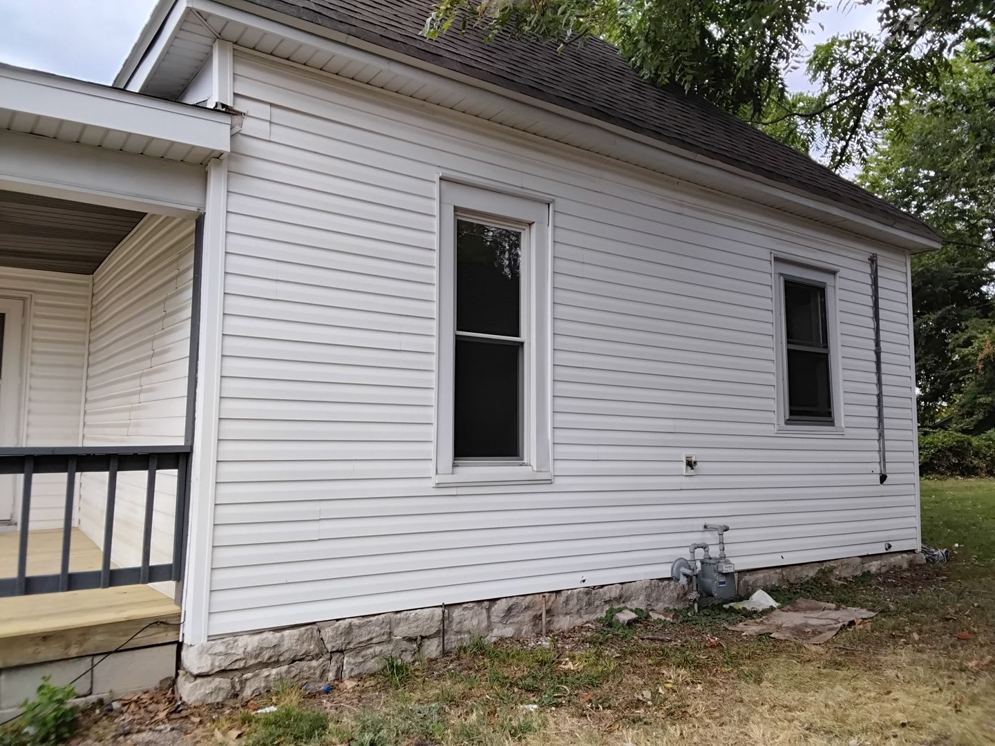 1/2 OFF MOVE IN AMOUNT! 1/2 OFF SECURITY! 2 Bed 1 Bath Home – photo 2