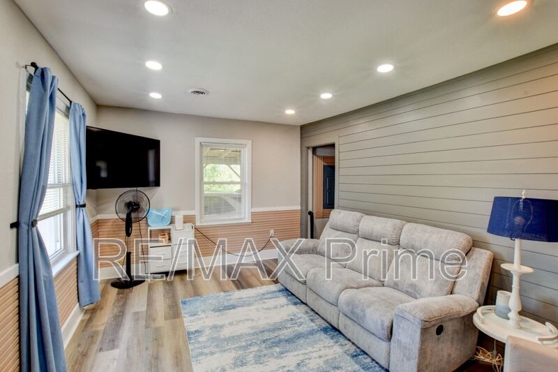 2 Clover Street – photo 2