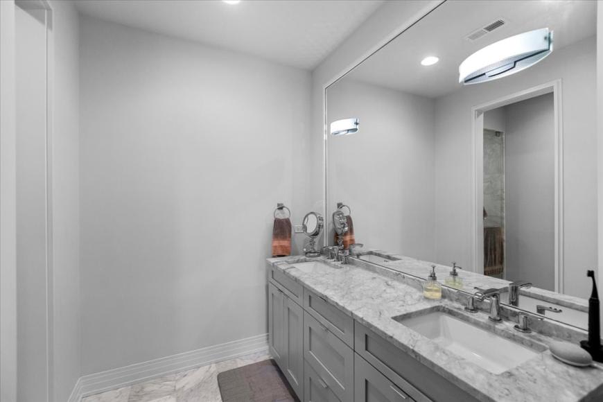2749 N Lakewood Ave – photo 2