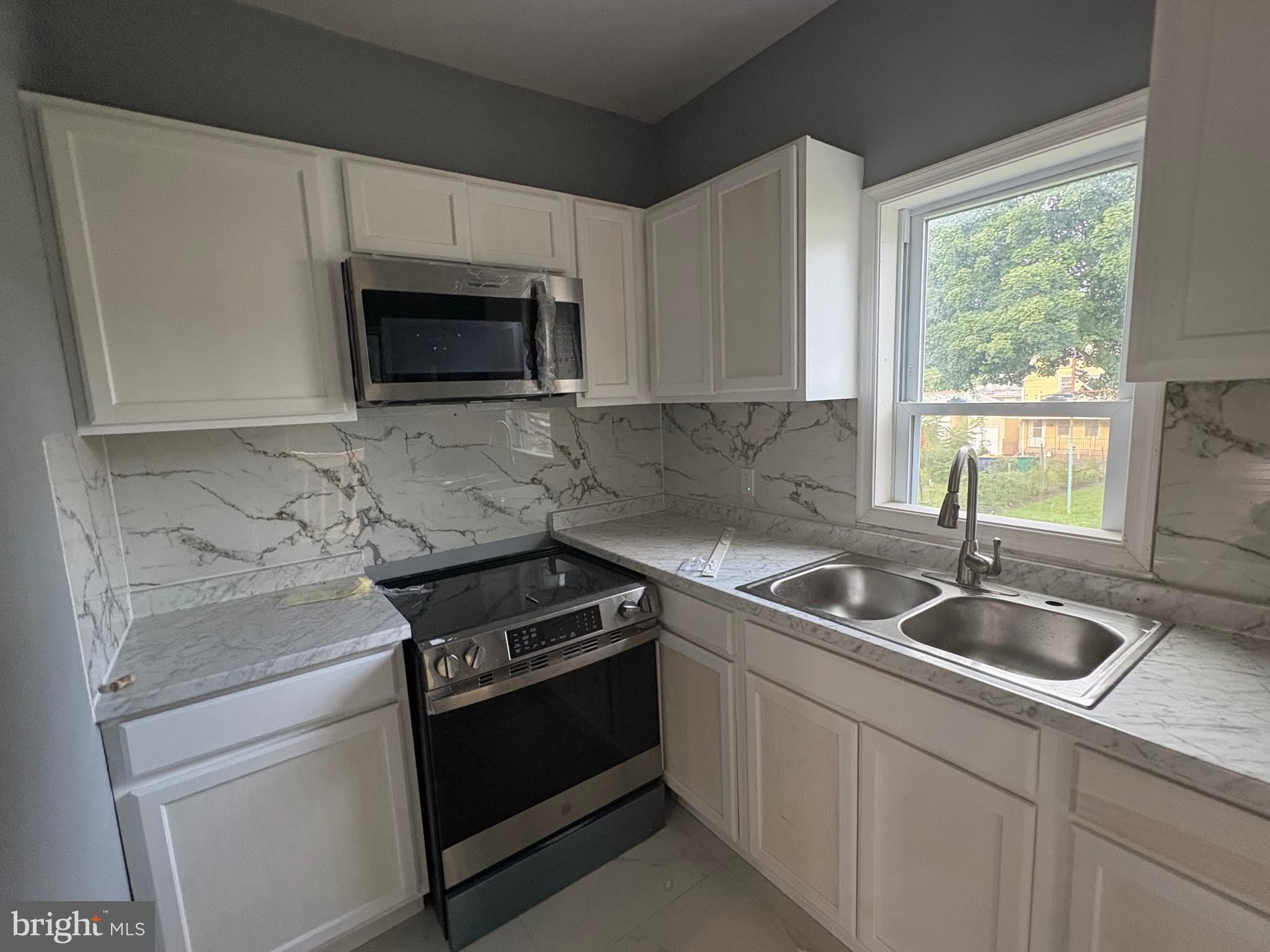 21 S LOCUST Street – photo 3