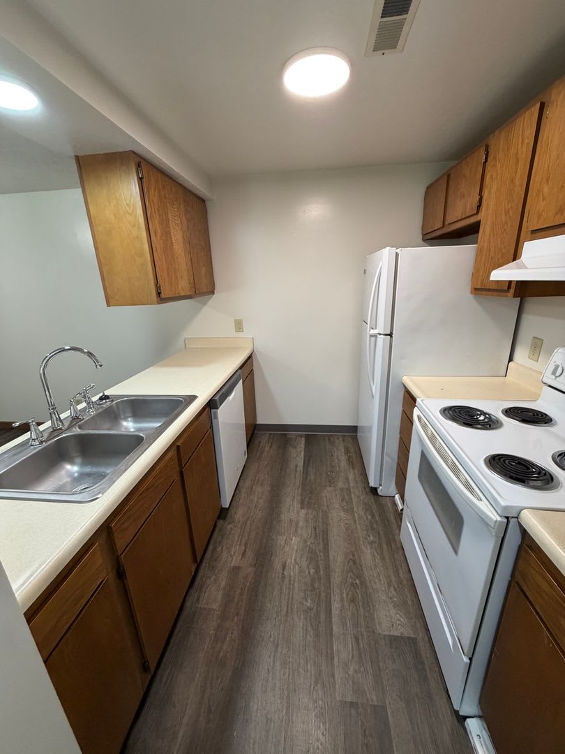 2 bedroom, One Bath Apartment Ground Floor with Huge Picture Window – photo 2
