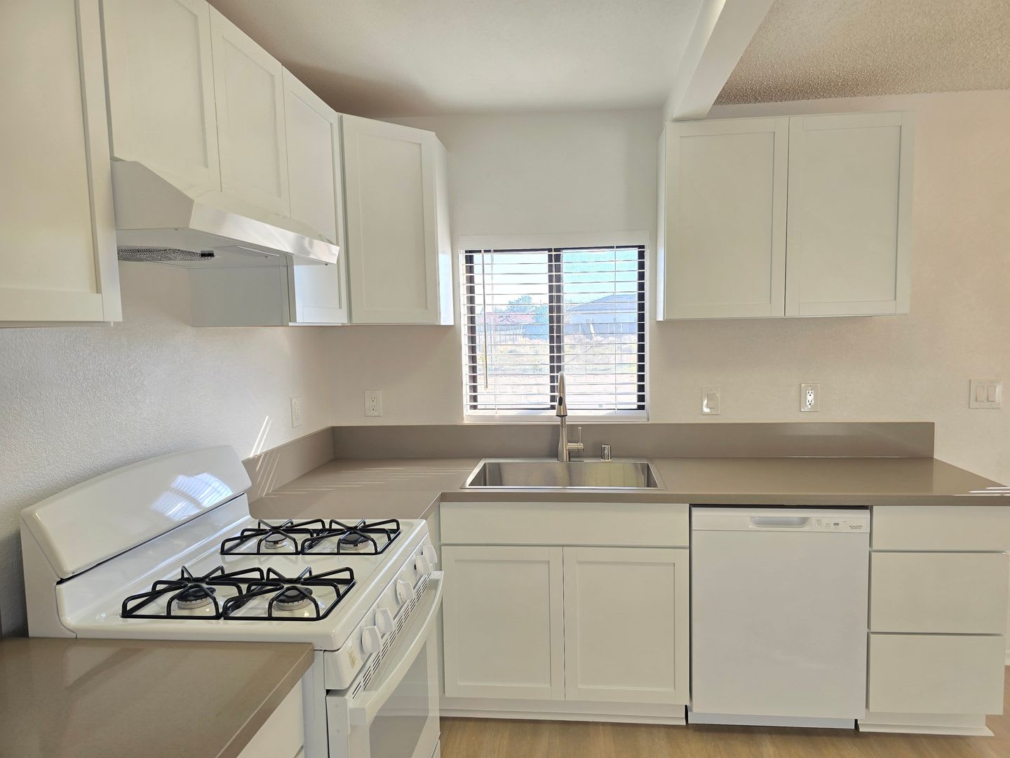 8249 Catalpa Ave – photo 4