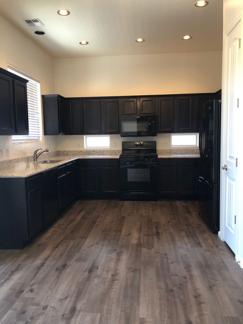 Great 2 Bedroom With Office Den On Corner Lot Granville – photo 3