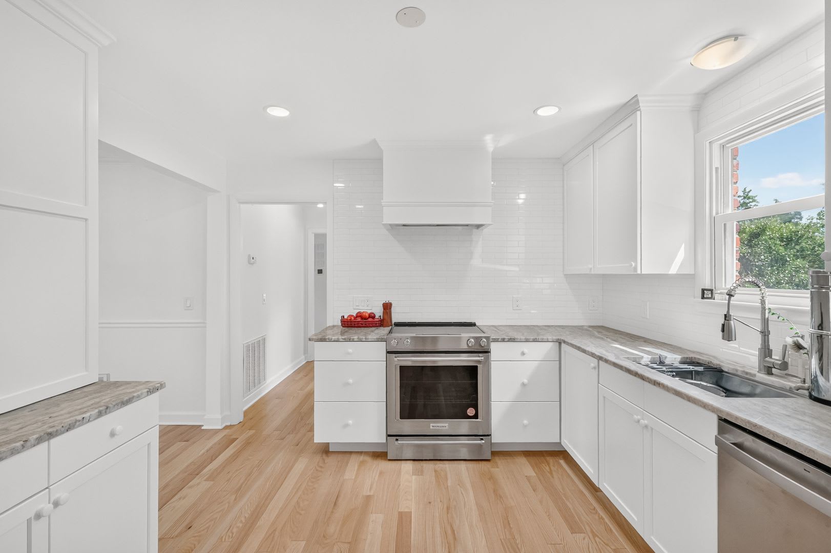 Beautifully Renovated 5BR Home Near the Lake – photo 4