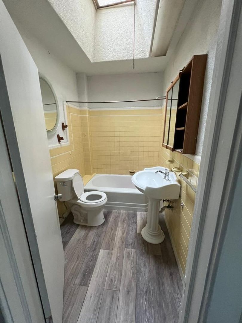 Remodeled Front Porch Home Frankford – photo 3