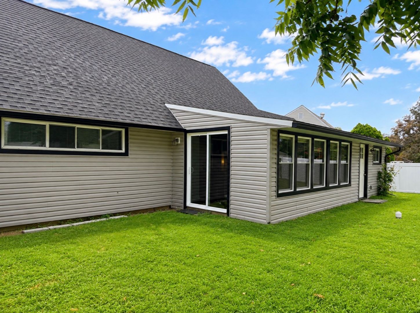 Beautiful fully renovated 5 bed 2 bath House with a sun room and large yard – photo 2