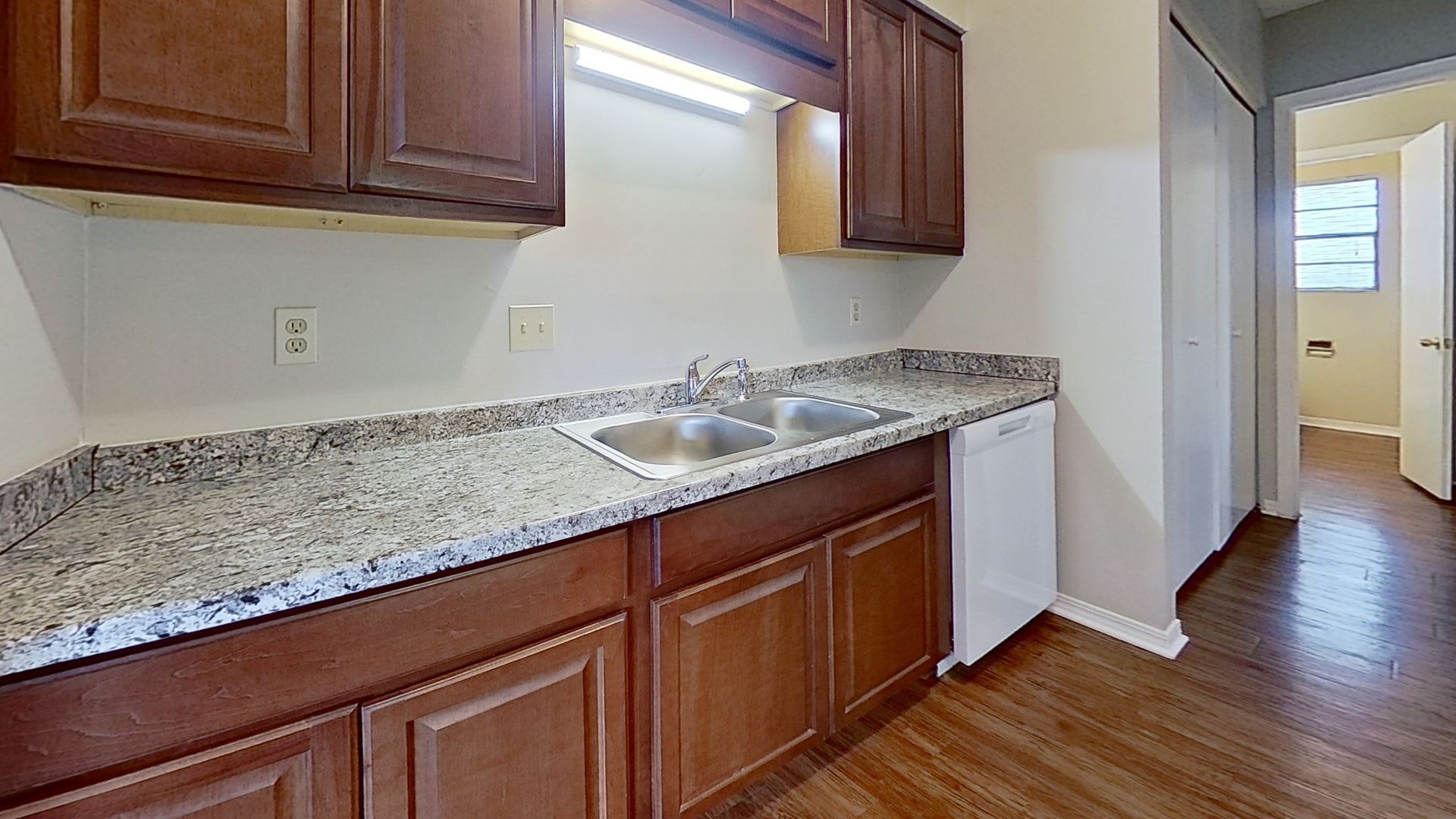 Beautiful Upstairs 2 bedroom 1 1/2 bath Apartment in Orange Park.! – photo 5