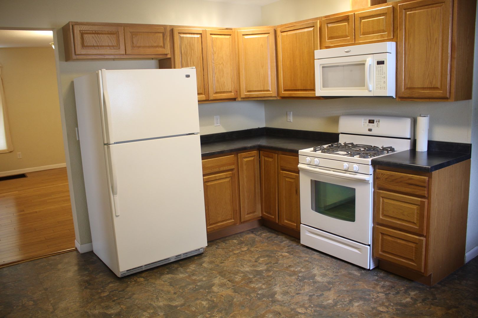 For Rent: 4 Bedroom/1 Bathroom Home – photo 3