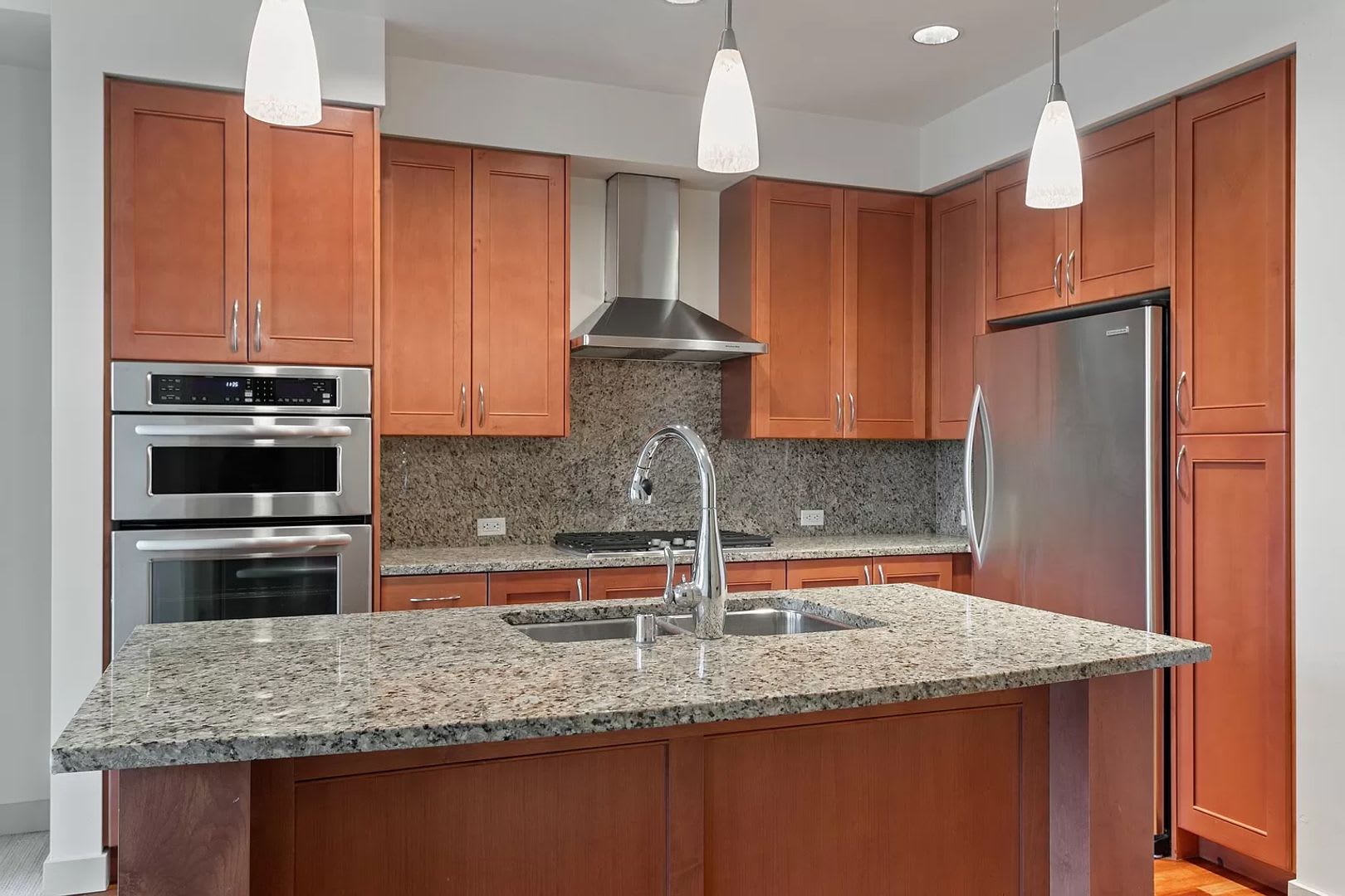 Gorgeous 1 Bed 1.5 Bath Condo in Washington Square for Rent – photo 4