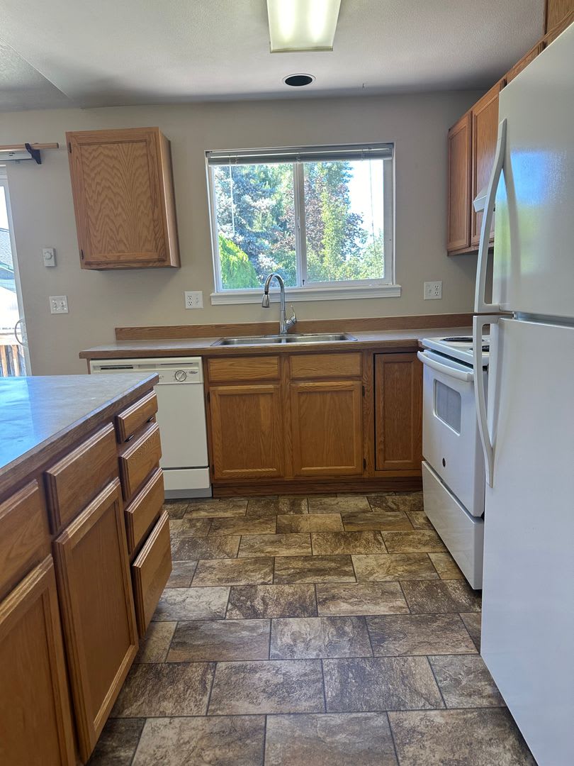 3 Bed 2 Bath Home: Fully Fenced Yard & Convenient Location – photo 3