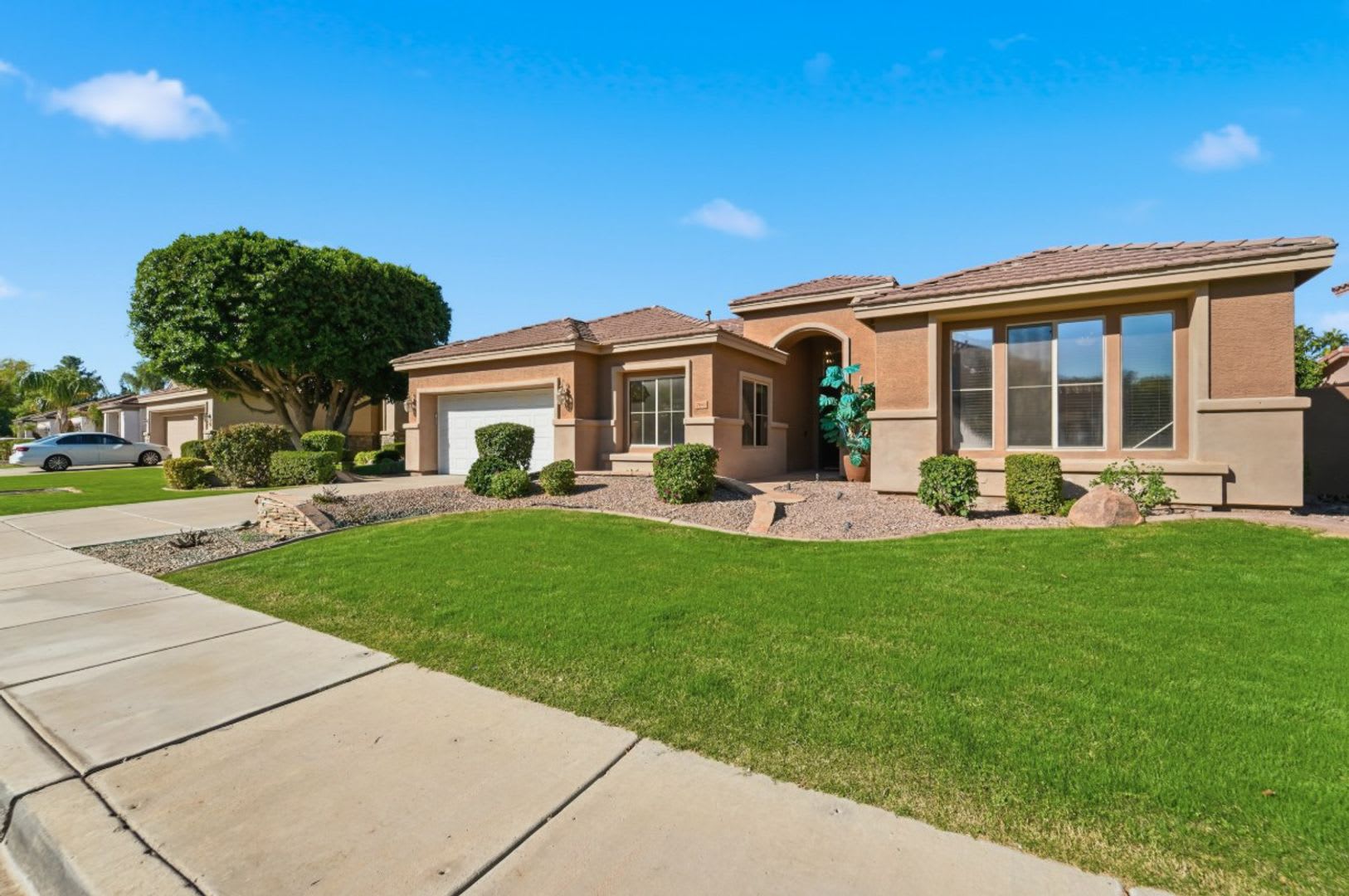 Beautiful Single Level Home With Private Pool Prime Arrowhead Location – photo 1