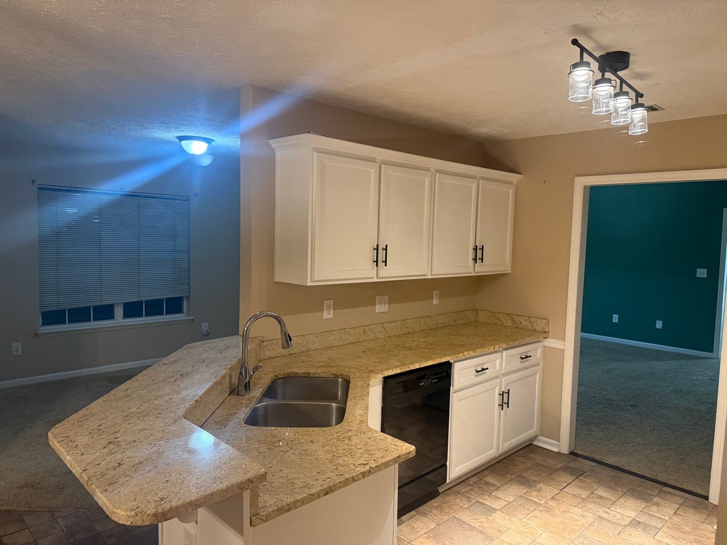 Closest 3bed/2bath to gate 2 available with Fenced in yard. – photo 3
