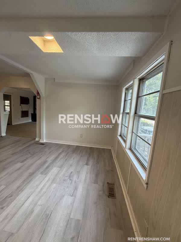 450 Bedwell St – photo 4