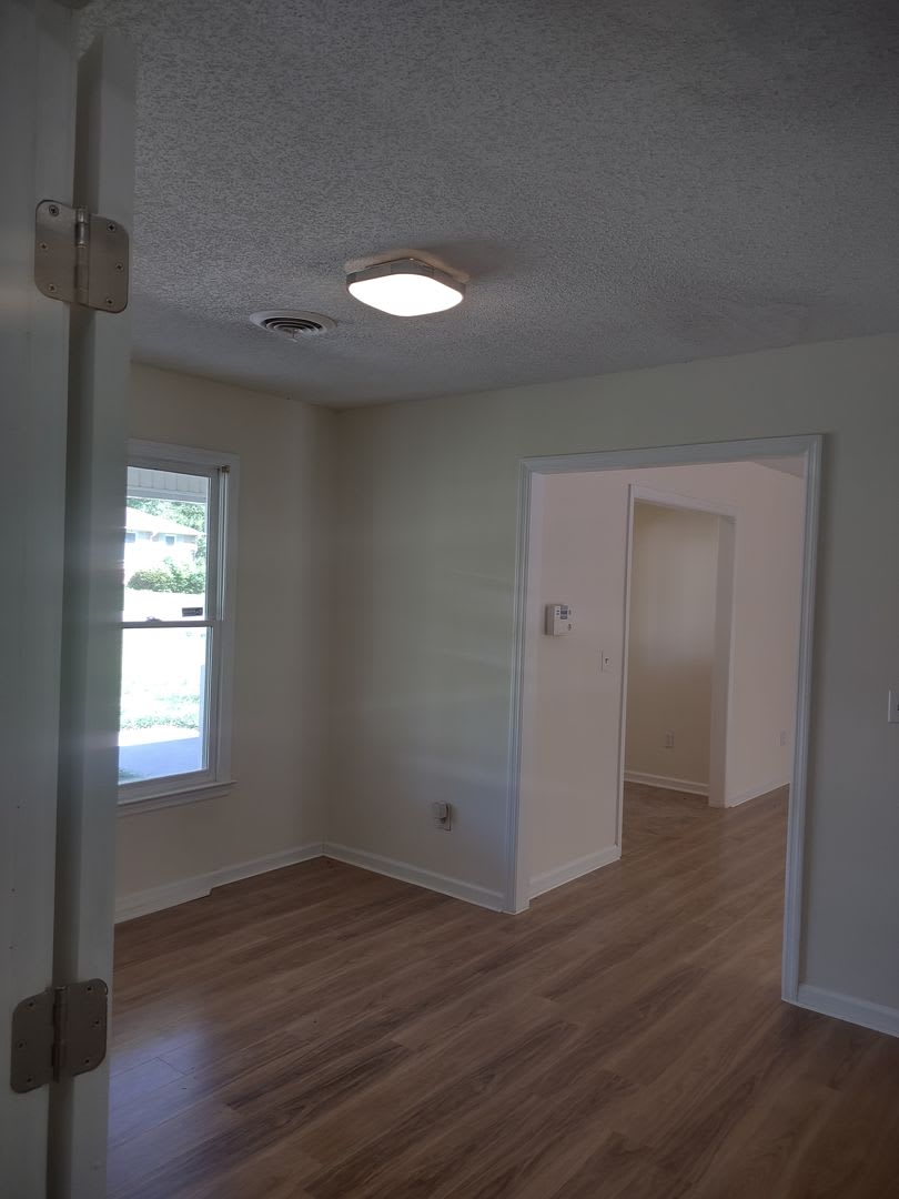 Wonderful Three Bedroom Home in Northeast Columbia! – photo 5