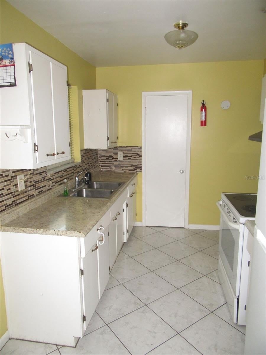 21267 GLADIS Avenue – photo 4
