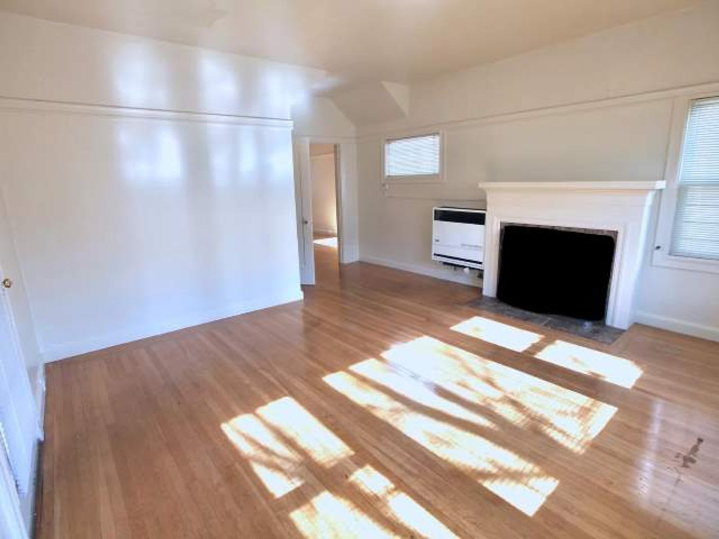VERY LARGE 1 BEDROOM APARTMENT (HAS BEEN USED AS A 2 BEDROOM) – photo 2