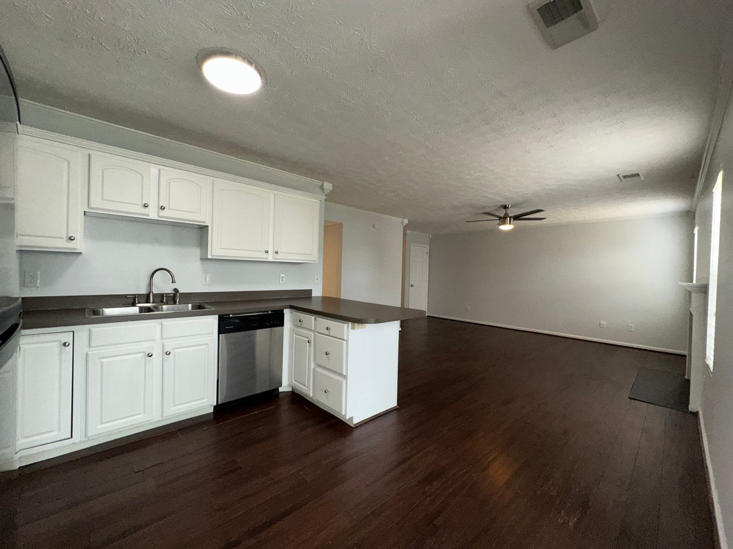 Lovely Single Family House! All Electric, Garage, Deck, Privacy Fenced Backyard, Pets Ok! – photo 5