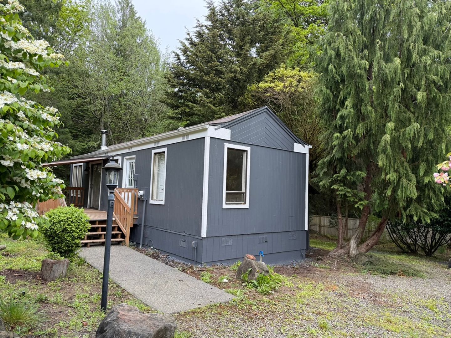 Cozy Oak Bay Retreat: Bright 1 Bedroom and Private Deck – photo 1