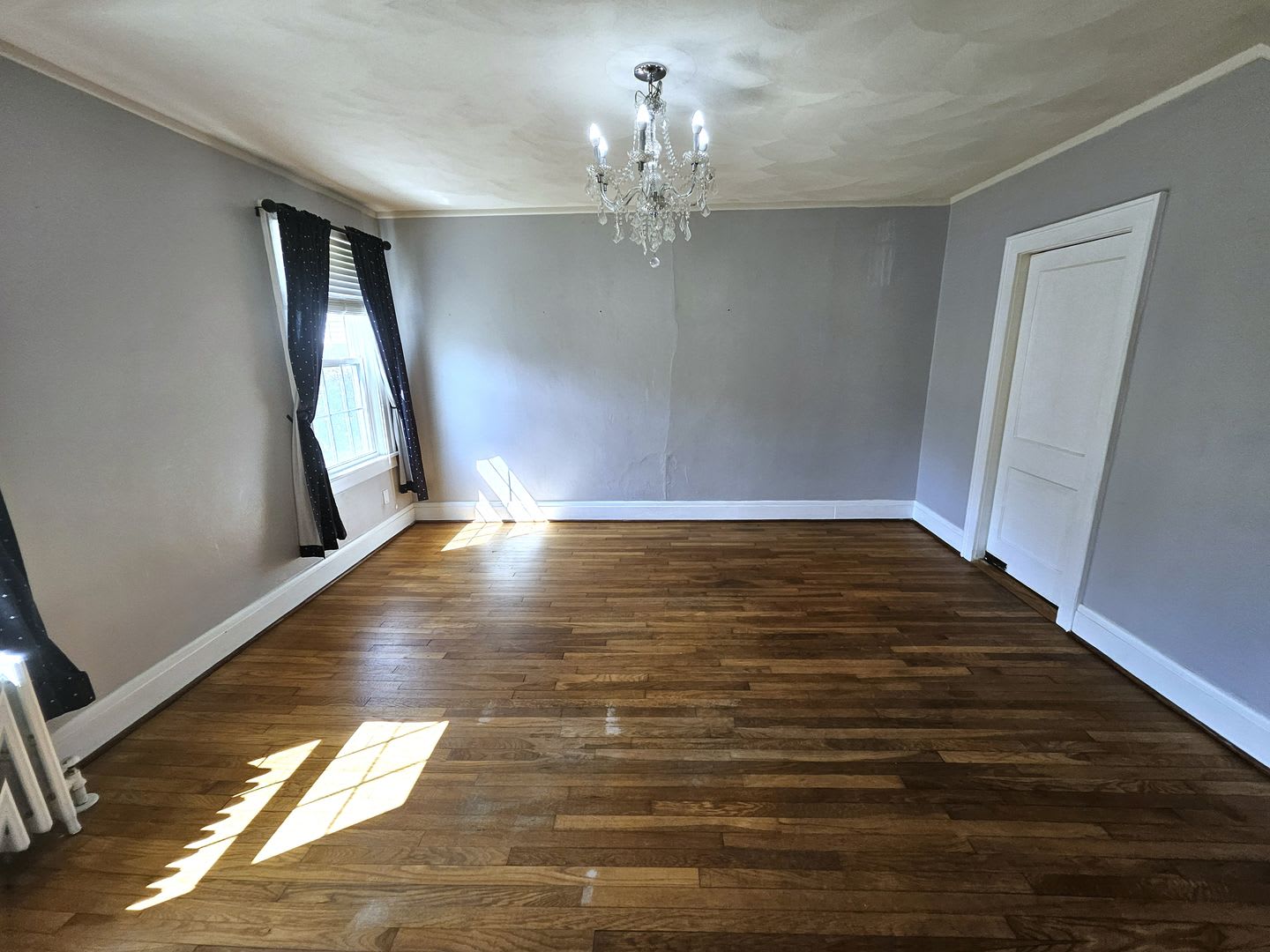 Charming 3 Bedroom Norfolk Home With Classic Character Hardwood Floors A Fenced Backyard – photo 4