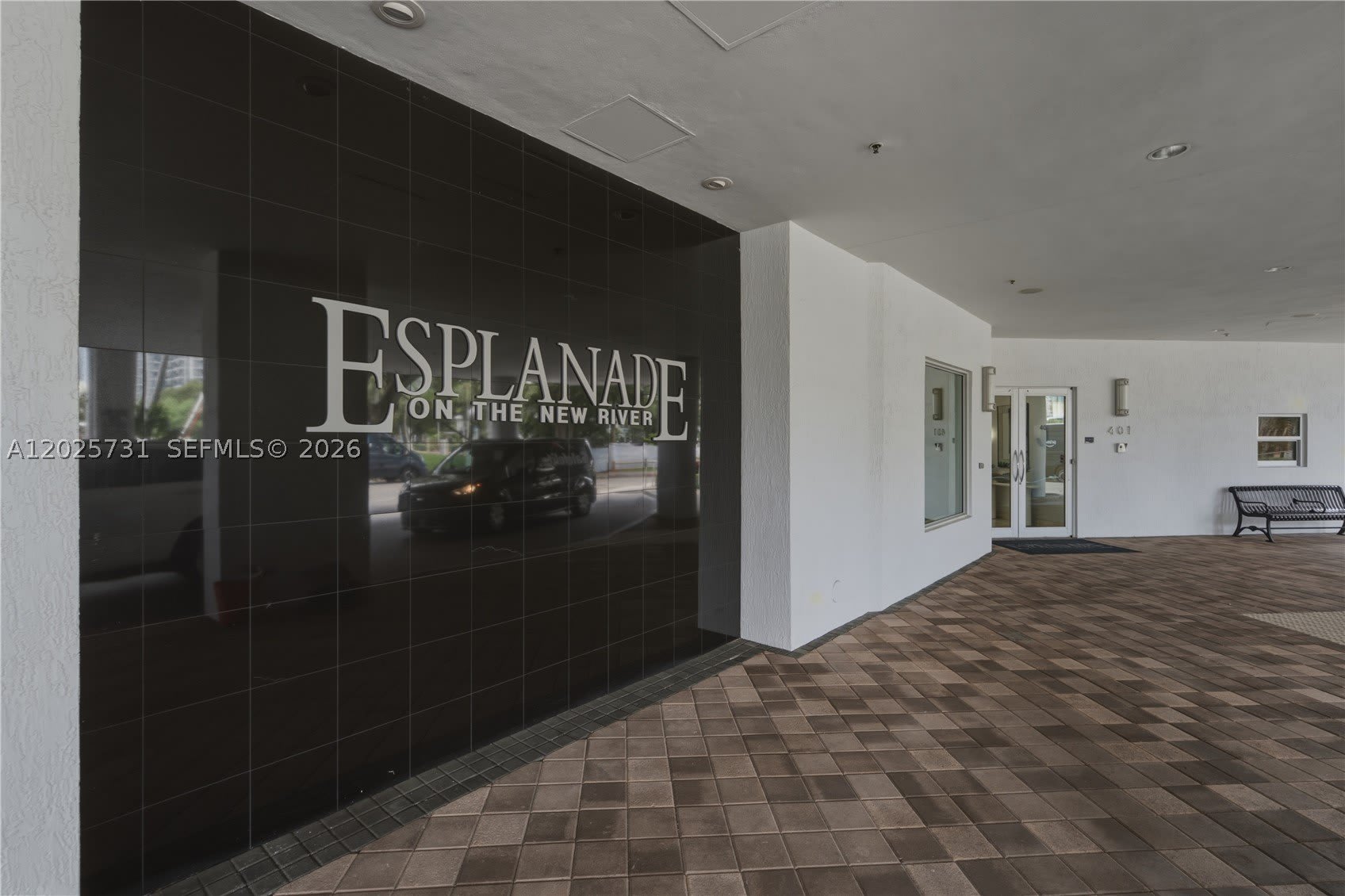 401 SW 4th Ave – photo 1