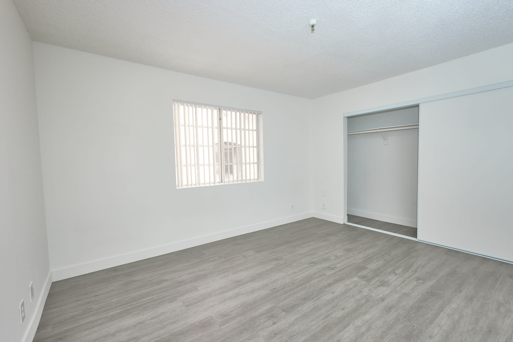 733 S Mariposa Ave – photo 5