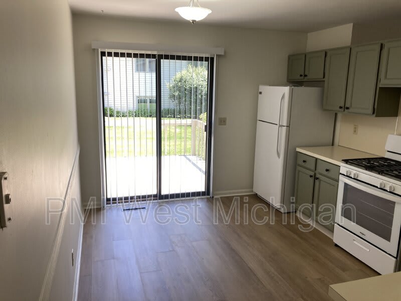 2703 Woodmeadow Avenue Southeast – photo 4