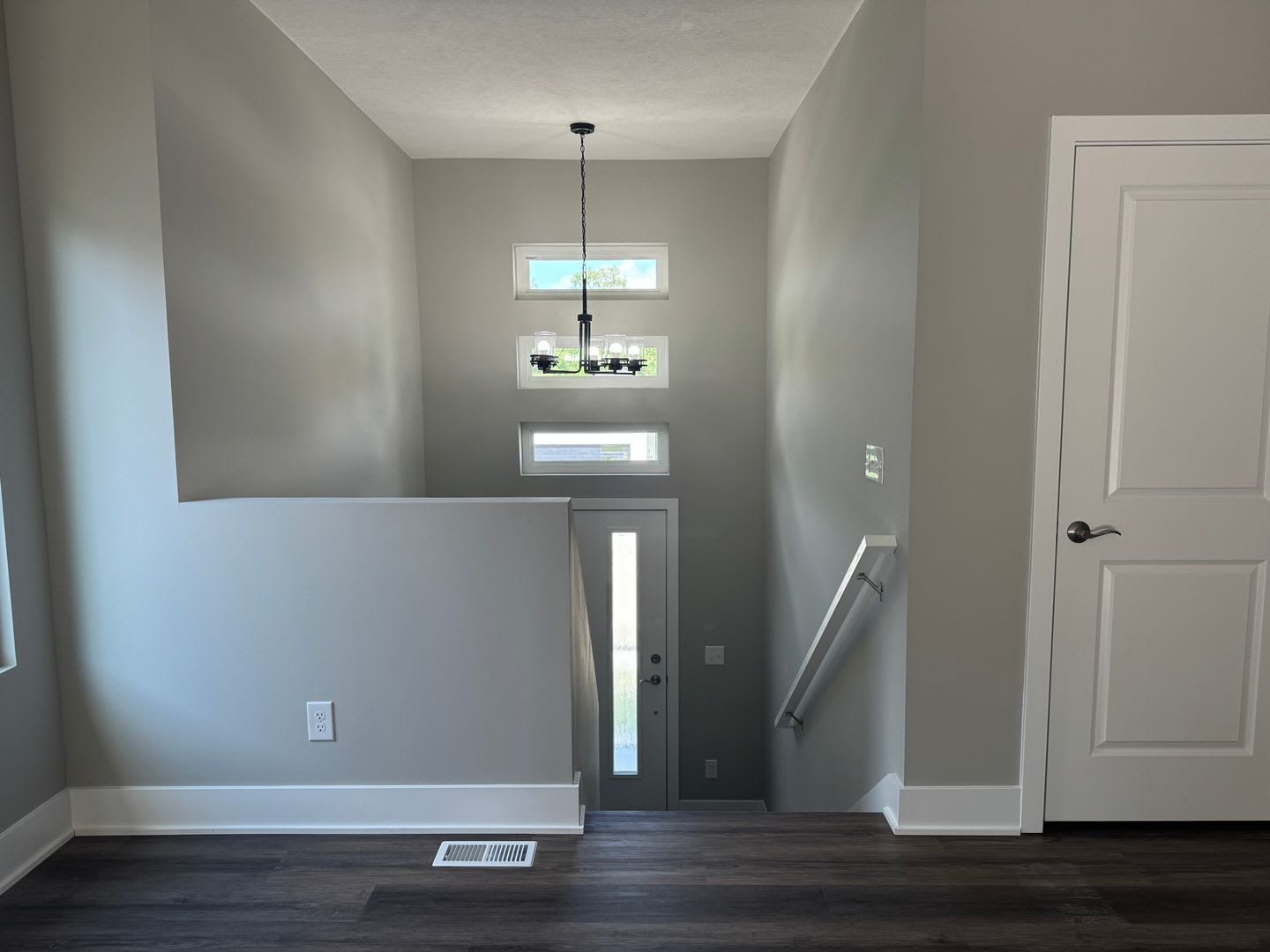 Luxury Bennington Townhome Ready For Move In – photo 2
