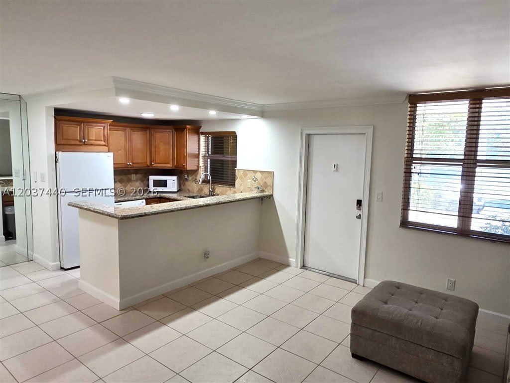 2400 NE 10th St – photo 3