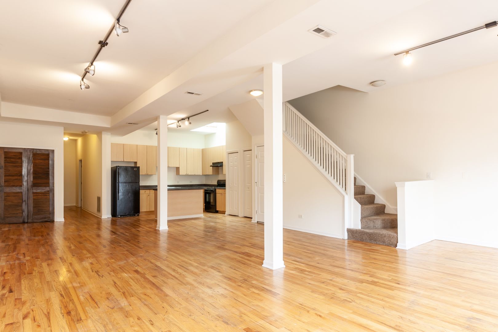 Huge 3Br 2Ba Duplex Up Close To Blue Line With In Unit Laundry – photo 1