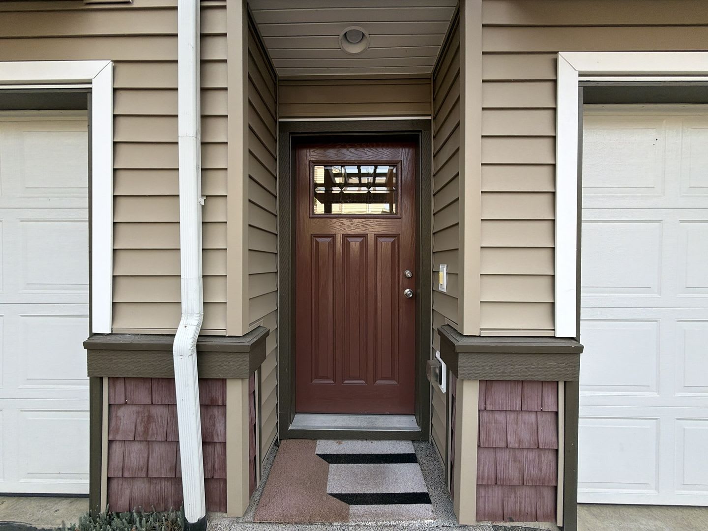 Hillsboro 2 Bedroom Townhouse With Stainless Steel Kitchen Gas Range Attached Garage Private Balcony – photo 3