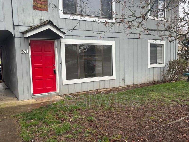 241 NW Rose St – photo 3