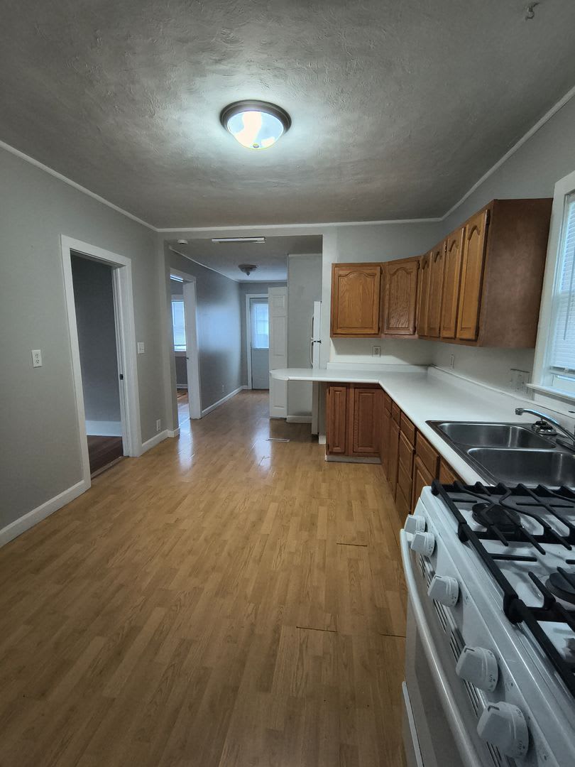 2 Bedroom Home with Basement & Garage – photo 3