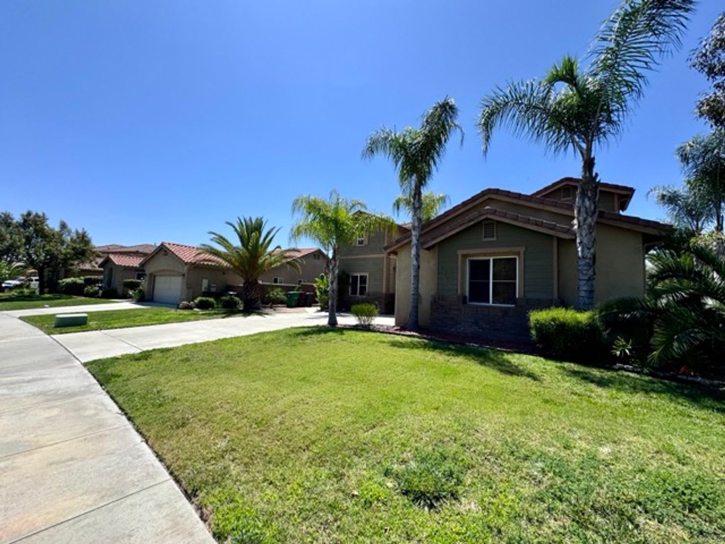 Large 5 Bedroom Home with Included SOLAR, Den &amp; Loft – photo 3