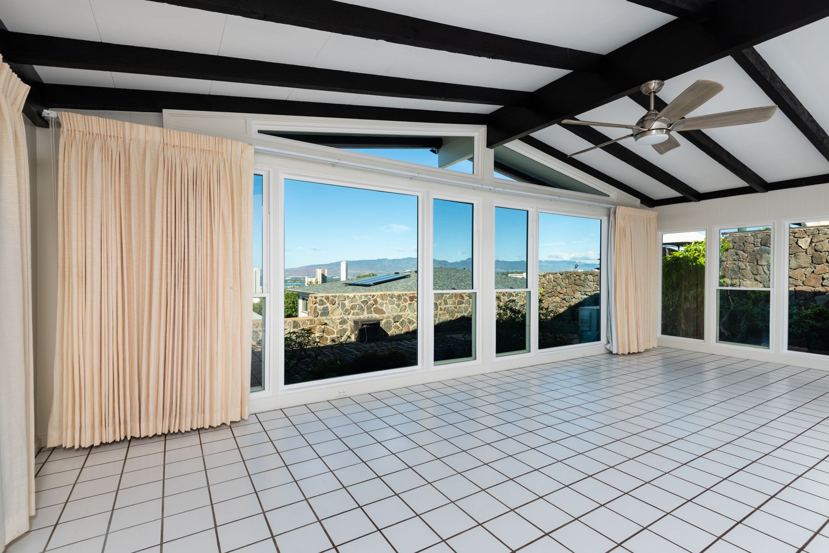 Spacious 3 bed/2 bath Single Level Family Home in Aiea Heights – photo 3