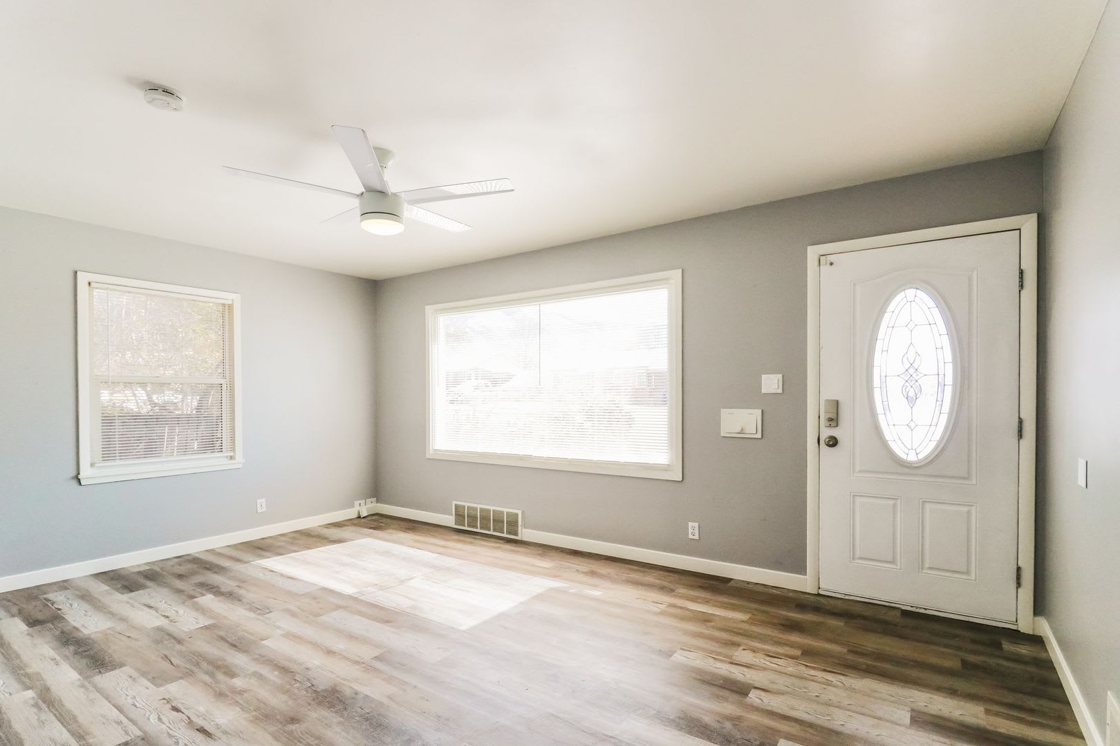 Comfortable 2 Bed 2 Bath Pet Friendly Home With Central Air Cozy Flooring Available Now – photo 4