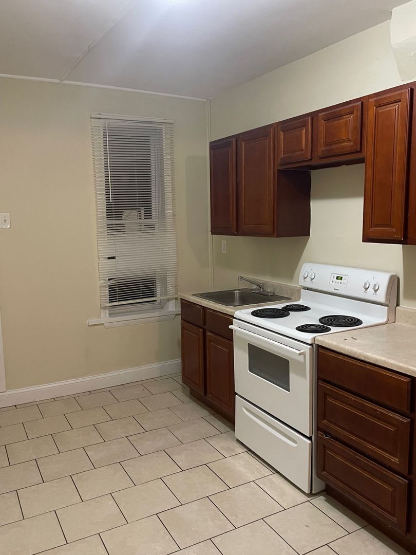 Three Bedroom One Bathroom Ready For ASAP Move In – photo 1