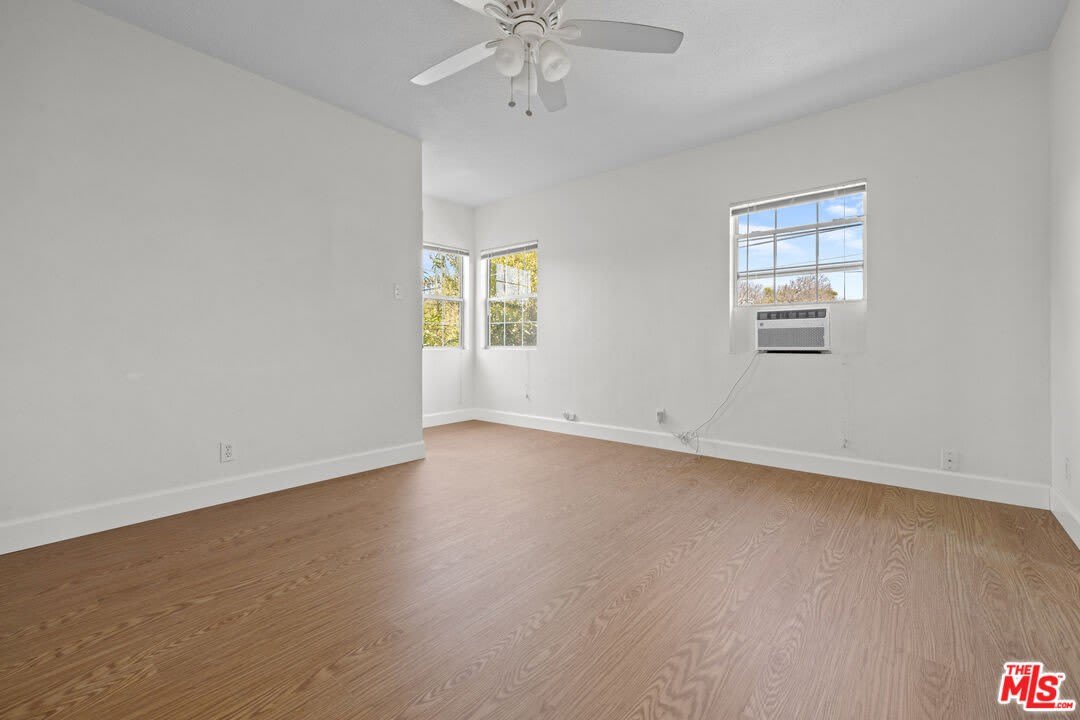 2528 1/2 Military Ave – photo 2