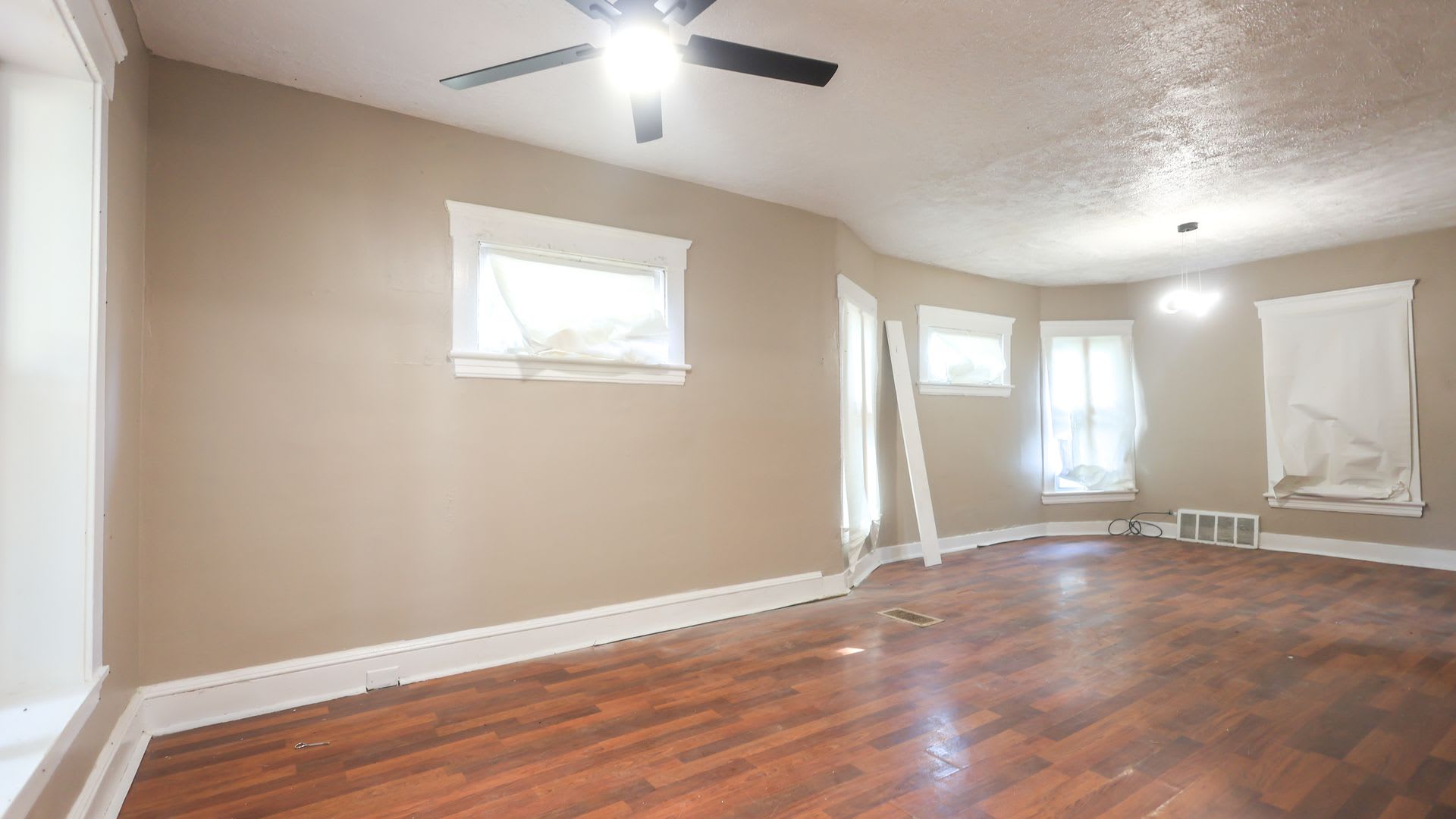 Welcome home to this freshly renovated 3-bedroom, 1-bathroom home on Cleveland’s West Side! – photo 4