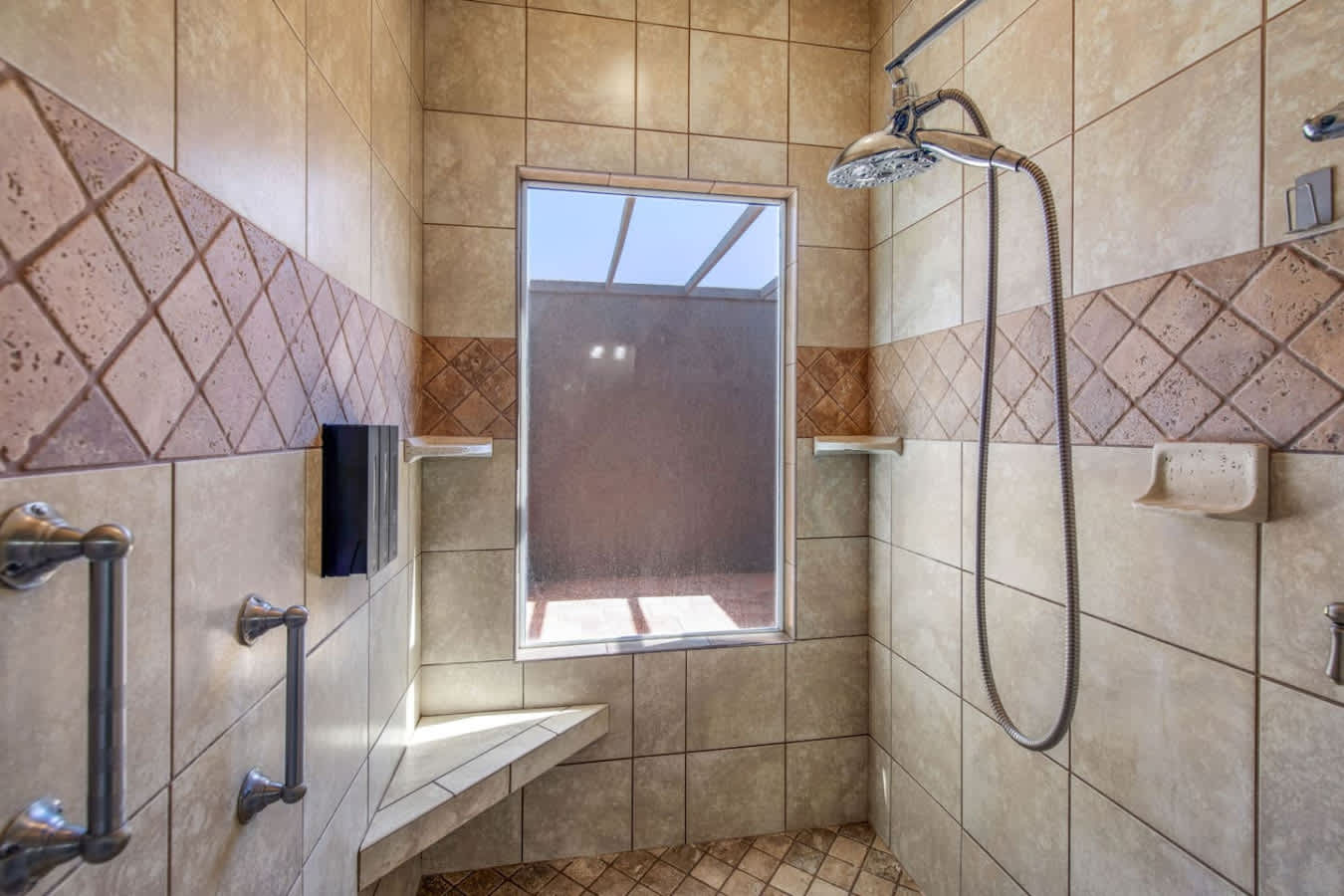 1800 Burgundy Dr – photo 3