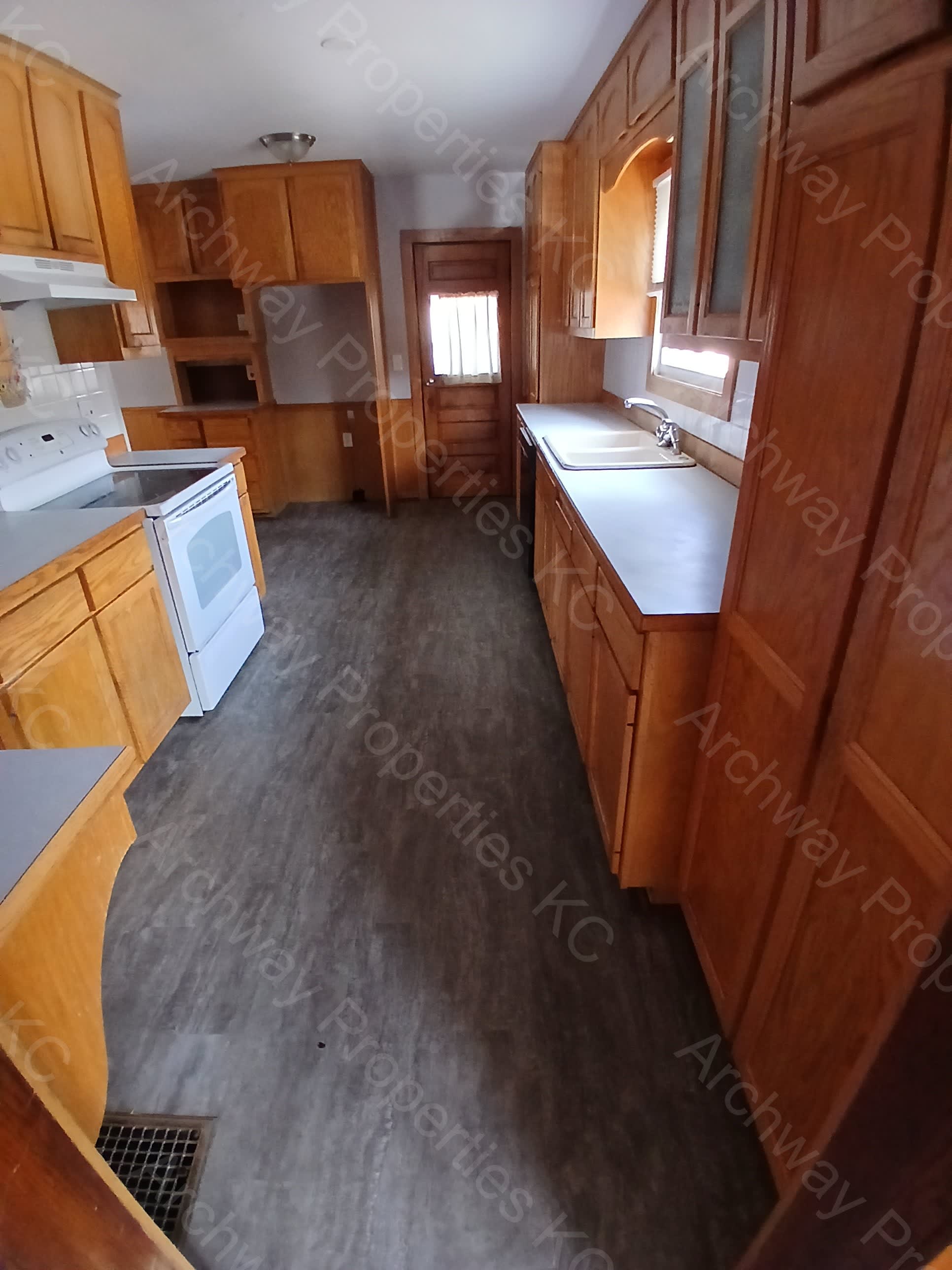 1900 Grandview Blvd – photo 2