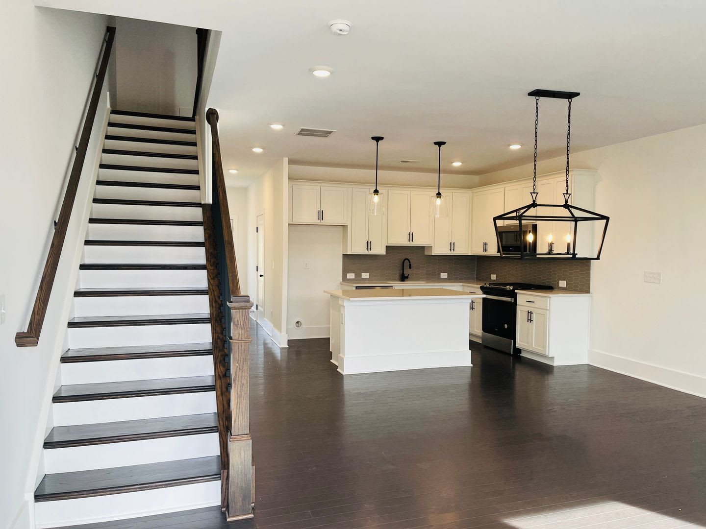 LIKE NEW IN PARK VUE! Townhome located across from Westside Park in Atlanta! MUST SEE! – photo 2