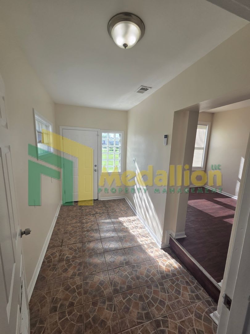 Updated 4 Bedroom Home On A Quiet Block – photo 2
