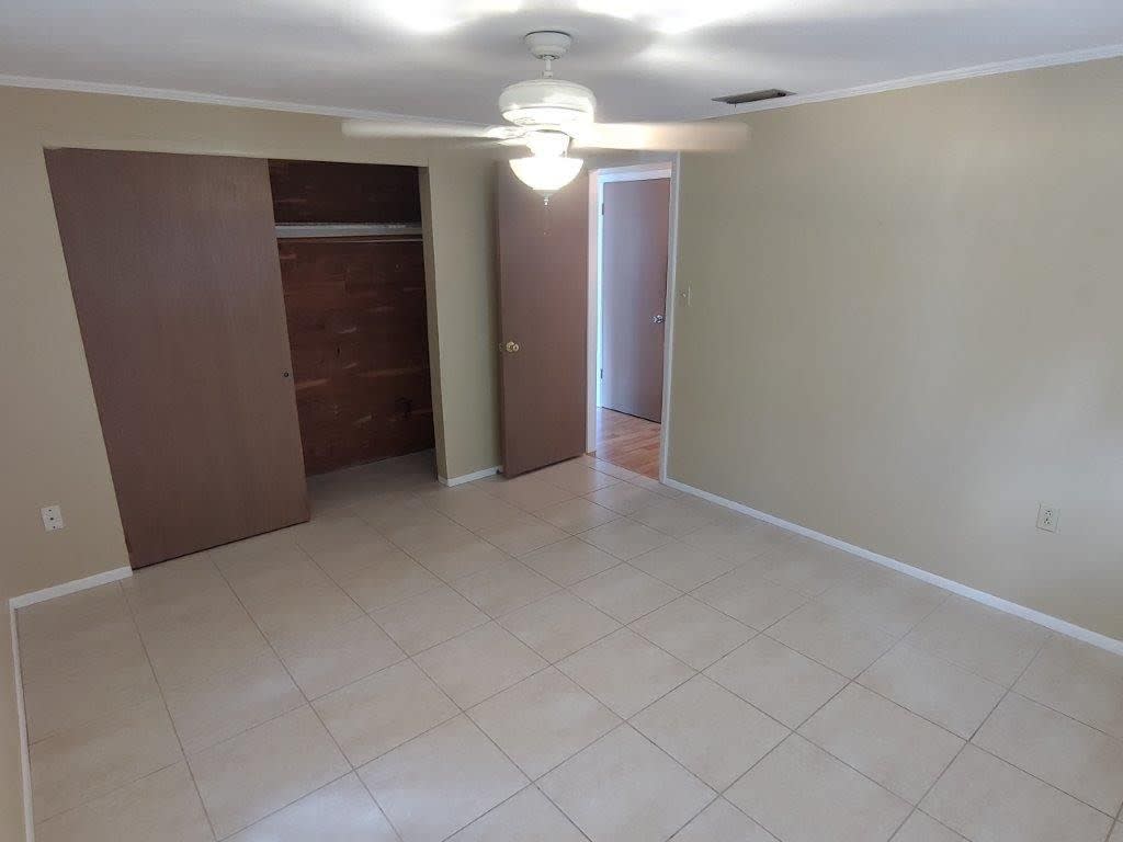 Just Reduced Beautiful 2 2 1 1000 Sq Ft With A Large Open Floorplan Fenced Yard And An Enclosed Lanai – photo 5